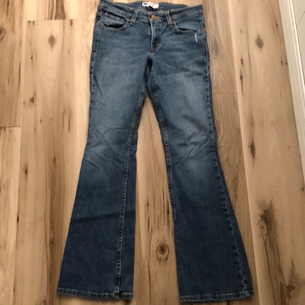 LEVI’S 518 SUPERLOW Junior Size 5 Jeans. In like new condition! 32” pant length.